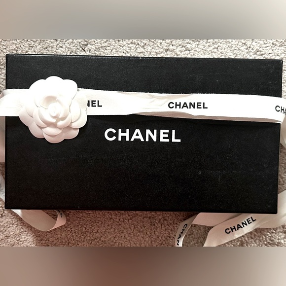 Chanel Box with Camellia and Ribbon - Picture 1 of 8